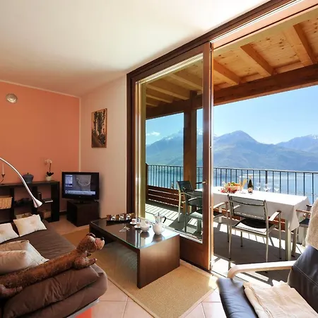 Germasino Sleeps 5 Pool Apartment